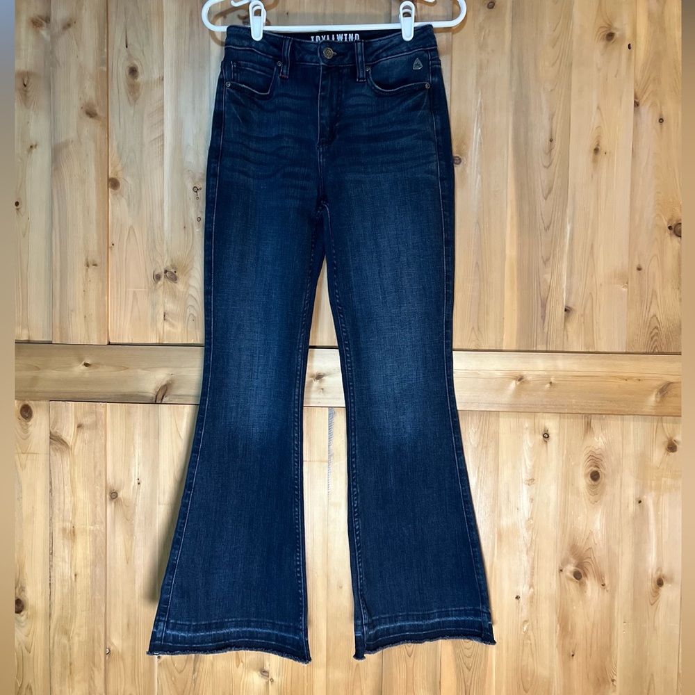 Women’s high rise, flare, slight stretch Idyllwind  jeans size 4. Dark blue.